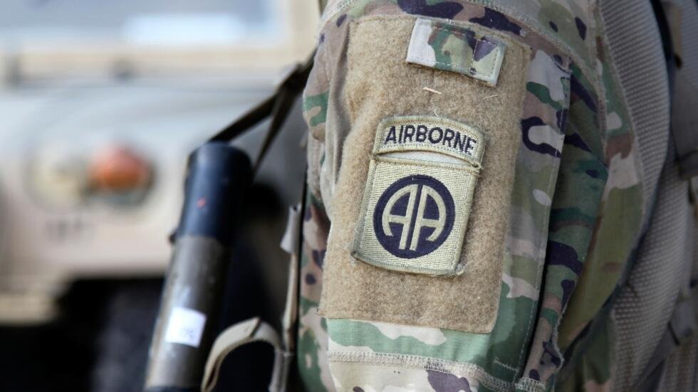 En esta foto de archivo, un paracaidista de la 82ª División Aerotransportada participa en un entrenamiento de artillería durante un ejercicio de campo en Fort Bragg, Carolina del Norte, el 26 de agosto de 2020.