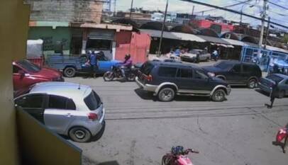 Captado en cámara momento en que desaprensivos roban caja de herramientas en Los Mina Captado en cámara momento en que desaprensivos roban caja de herramientas en Los Mina
