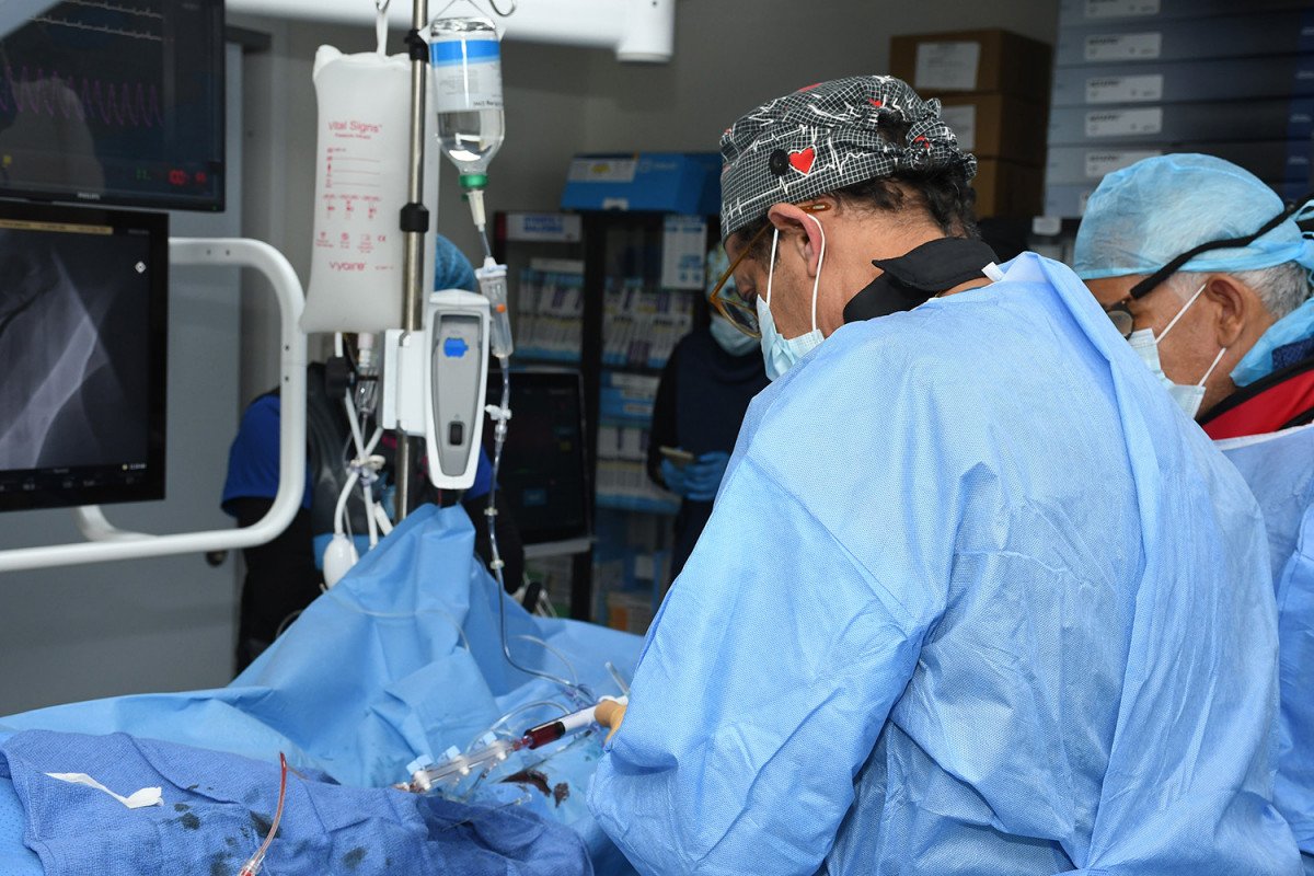 Foto 3 Doctor Pedro Urena Velazquez asistido del tecnico Falette Rodriguez en pleno procedimiento de funcion coronaria avanz