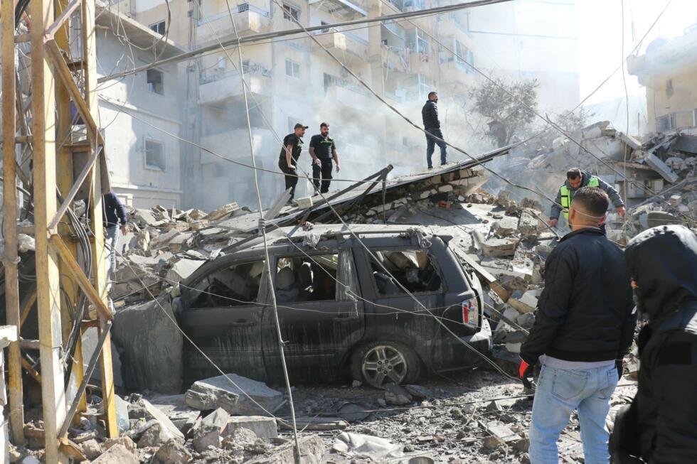 Des secouristes arrivent sur les lieux d'une frappe aérienne israélienne qui a visé la ville côtière de Tyr, dans le sud du Liban, le 24 mars 2026