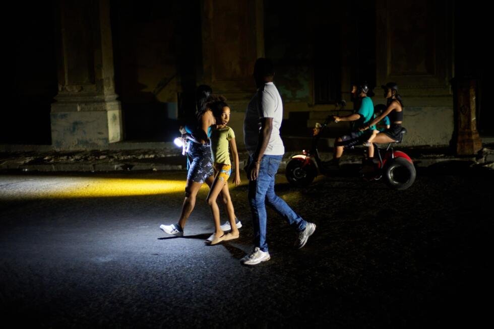 Habitantes caminan por una calle durante un apagón en La Habana, el 16 de marzo de 2026.