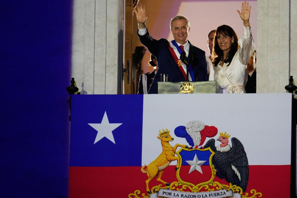El presidente de Chile, José Antonio Kast, y su esposa, María Pía Adriasola, saludan a sus seguidores desde el balcón del palacio presidencial de La Moneda tras su toma de posesión en Santiago de Chile, el miércoles 11 de marzo de 2026.
