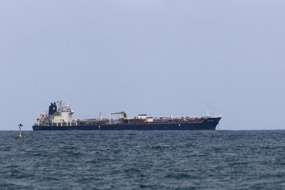 Archivo: el buque Sea Horse, con bandera de Hong Kong, que transportaba unos 200.000 barriles de combustible de origen ruso con destino original a Cuba, se encuentra anclado cerca de la costa tras llegar a aguas venezolanas, en Puerto Cabello, Venezuela, el 28 de marzo de 2026.