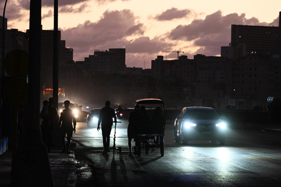 Cuba ha sufrido varios cortes de electricidad debido al envejecimiento de la red eléctrica y al embargo estadounidense sobre el combustible.