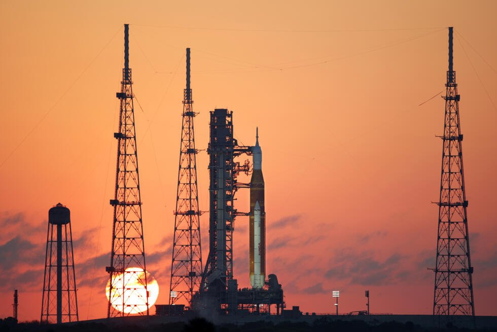 El cohete SLS Artemis II de la NASA y la nave espacial Orion en la plataforma de lanzamiento 39B del Centro Espacial Kennedy, en Cabo Cañaveral, Florida, el 24 de marzo de 2026.