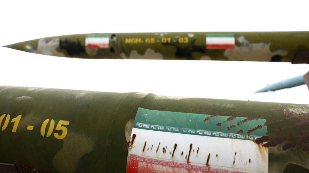 Misiles iraníes se exhiben en un parque, en medio del conflicto entre Estados Unidos e Israel con Irán, en Teherán, Irán, 26 de marzo de 2026.