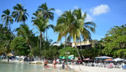 Playa y tranquilidad: familias se adelantan a las multitudes en Semana Santa Playa y tranquilidad: familias se adelantan a las multitudes en Semana Santa