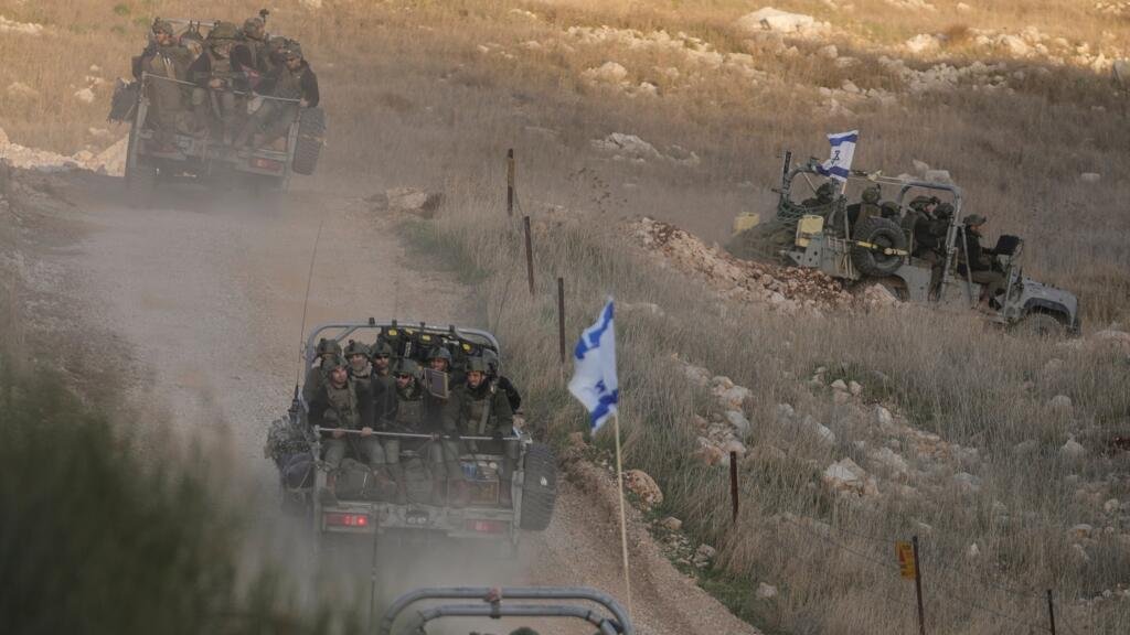 Soldados israelíes cruzan la valla de seguridad en dirección a la denominada Línea Alfa, que separa los Altos del Golán, anexionados por Israel, de Siria, en la ciudad de Majdal Shams, el 15 de diciembre de 2024.