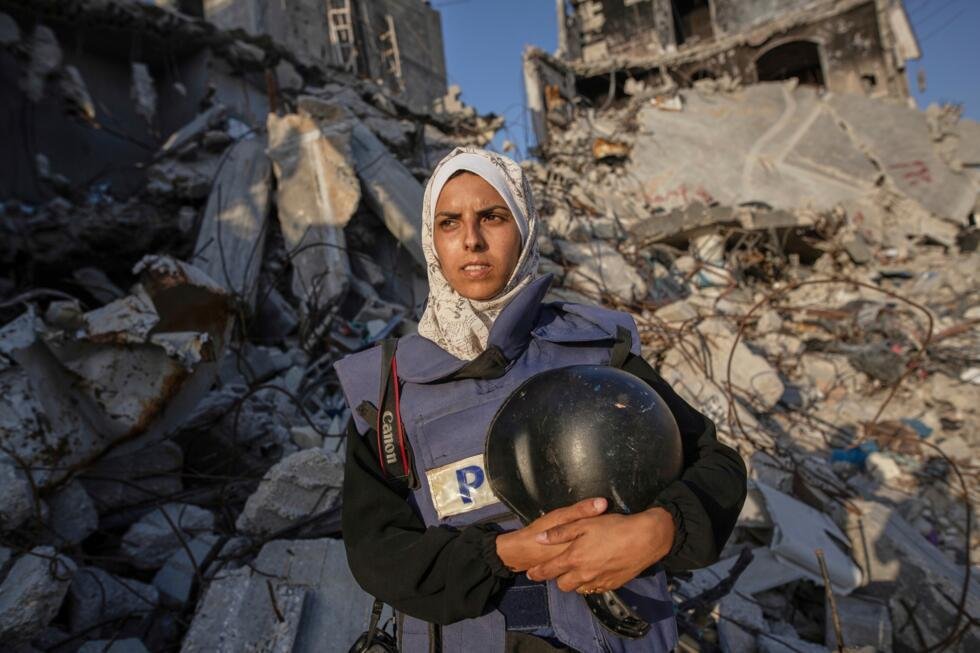 La periodista independiente Mariam Dagga, de 33 años, que había estado colaborando con Associated Press y otros medios durante la guerra de Gaza, posa para una foto en Jan Yunis, al sur de la Franja de Gaza, el 14 de junio de 2024.