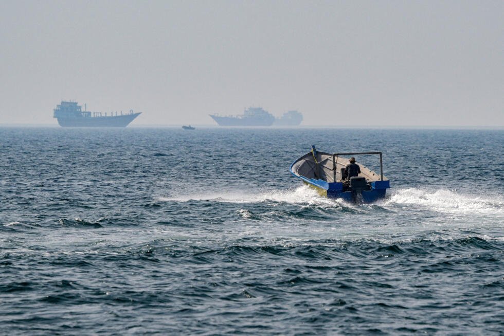 Unos barcos cruzan el estrecho de Ormuz, frente a las costas de Omán, el 25 de junio de 2025.