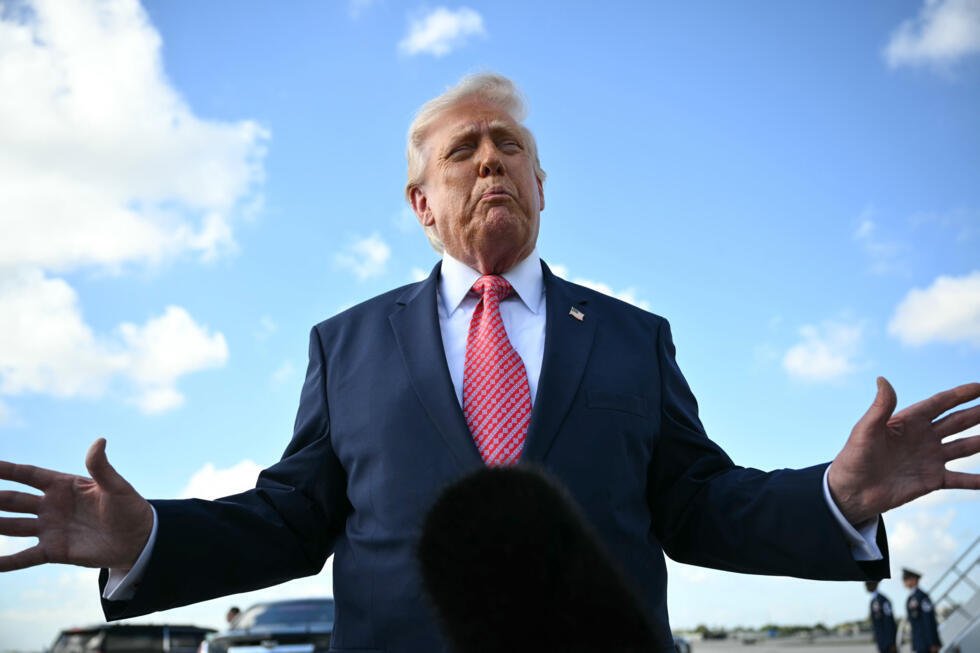 El presidente de Estados Unidos, Donald Trump, habla con la prensa a su llegada al Aeropuerto Internacional de Miami, en Miami.