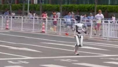 300 robots corren media maratón en Beijing y uno de ellos bate récord mundial humano