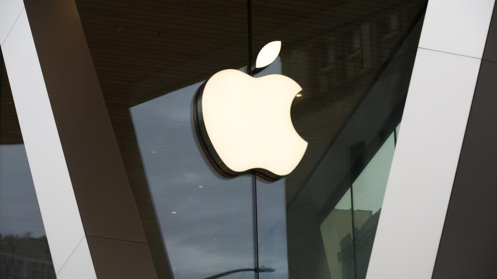 ARCHIVO - Un logotipo de Apple adorna la fachada de la tienda Apple en el centro de Brooklyn el 14 de marzo de 2020, en Nueva York.
