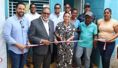 Desarrollo de la Comunidad construye y entrega dos viviendas equipadas a familias vulnerables en Moca
