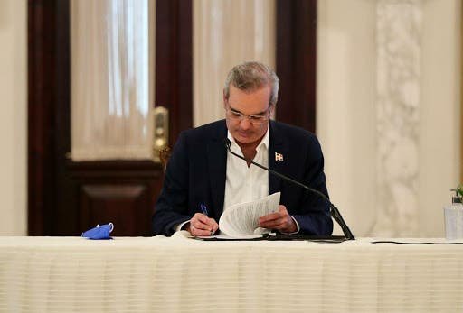 Abinader promulgó ley elimina candidaturas independientes imagen