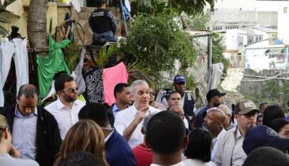Abinader recorre zonas afectadas por lluvias y promete solución definitiva en Los Platanitos