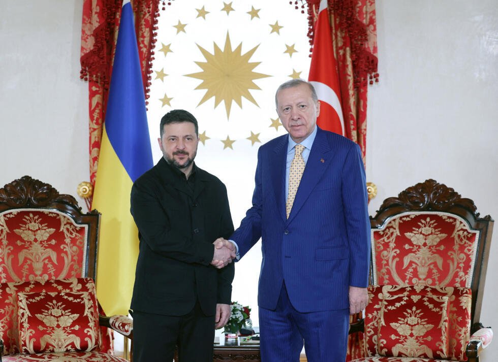 El presidente de Turquía, Tayyip Erdogan, y el presidente de Ucrania, Vladímir Zelenski, se dan la mano durante su encuentro en Estambul, Turquía, el 4 de abril de 2026.