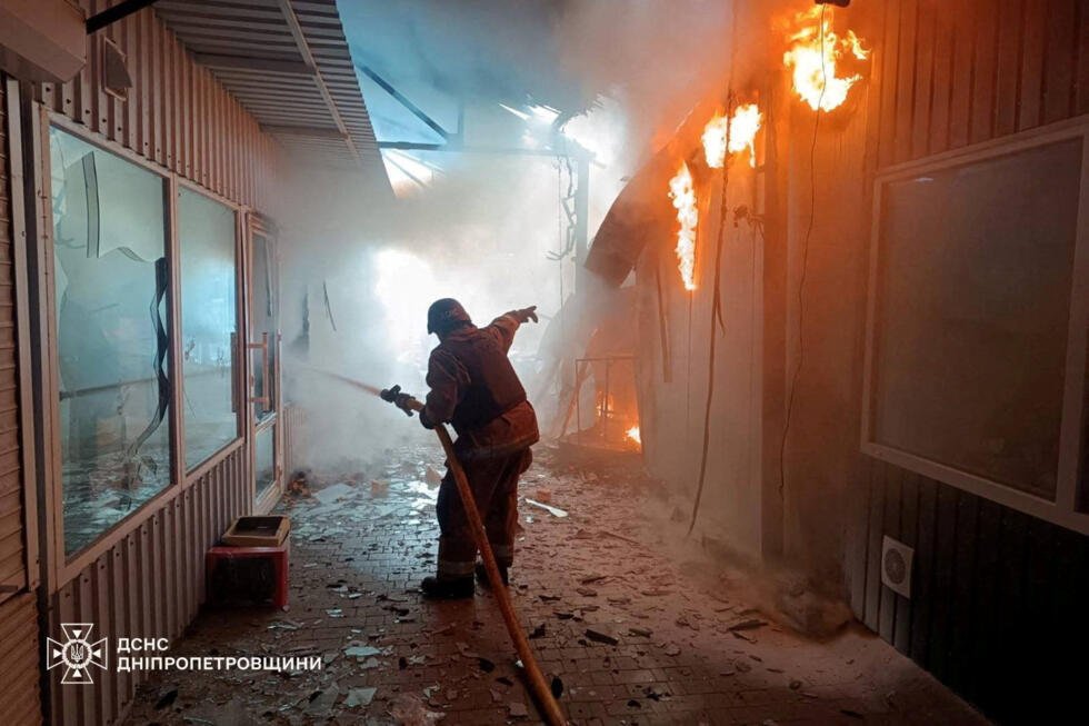 Un bombero trabaja en un mercadillo afectado por un ataque con drones rusos, en el marco de la ofensiva de Rusia contra Ucrania, en Nikópol, Ucrania, el 4 de abril de 2026.