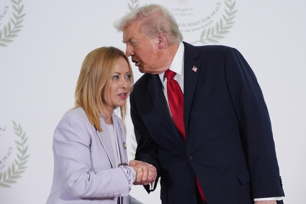 La présidente du Conseil italien, Giorgia Meloni, aux côtés du président américain Donald Trump, lors du sommet pour la paix à Gaza, à Charm el-Cheikh, en Égypte, le 13 octobre 2025.
