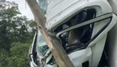 Camión se estrella en carretera Jamao-San Víctor en Espaillat
