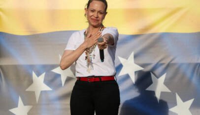 Cánticos racistas contra Delcy Rodríguez en acto de la oposición venezolana causan rechazo en España