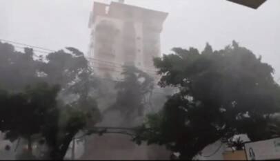 Captan en video caída de parte de estructura en Malecón Center durante fuerte ventarrón Captan en video caída de parte de estructura en Malecón Center durante fuerte ventarrón