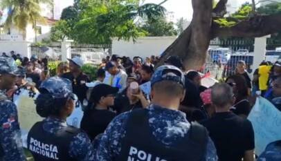 Cientos de empleados administrativos protestan por aumento salarial