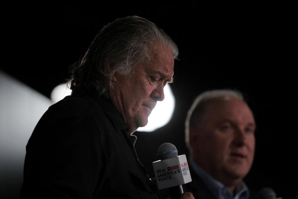 Foto de archivo. Steve Bannon sostiene un micrófono antes del inicio de la Conferencia de Acción Política Conservadora (CPAC) de 2026 en Grapevine, Texas (EE. UU.), el 26 de marzo de 2026.