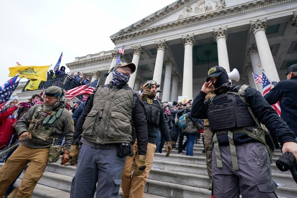 Miembros de la organización Guardianes del Juramento toman posición frente al Capitolio durante la toma de la instalación para impedir la proclamación del presidente Joe Biden, 6 de enero de 2021