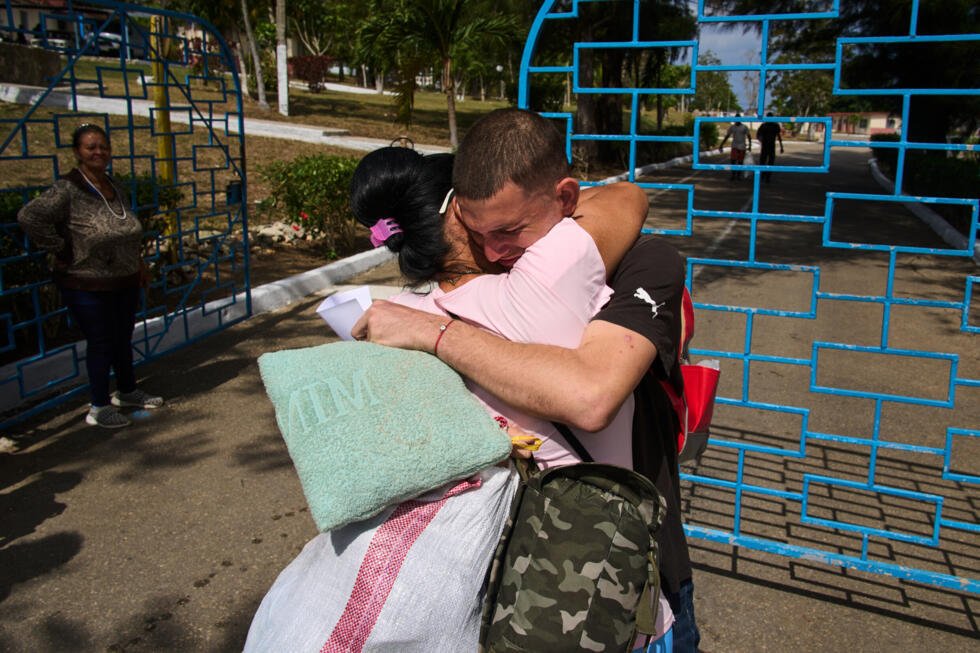 Un preso indultado abraza a un familiar tras su puesta en libertad de la prisión de La Lima, en Guanabacoa, La Habana, Cuba, el viernes 3 de abril de 2026.
