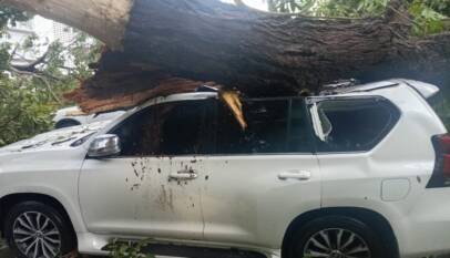 Destrozos y caos por fuertes aguaceros, granizo y vientos en el Gran Santo Domingo Destrozos y caos por fuertes aguaceros, granizo y vientos en el Gran Santo Domingo