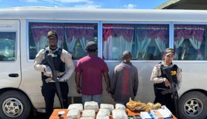 Detienen chofer y cobrador de autobús con 11 paquetes de presunta marihuana y más de 3 mil dólares