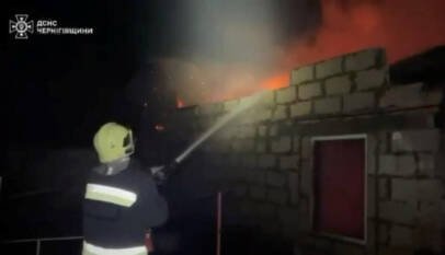 Dos muertos y cinco heridos en Ucrania por ataques rusos; Kiev golpea una fábrica de drones