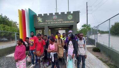 Ejército detiene minibús con 21 indocumentados en San Juan de la Maguana Ejército detiene minibús con 21 indocumentados en San Juan de la Maguana