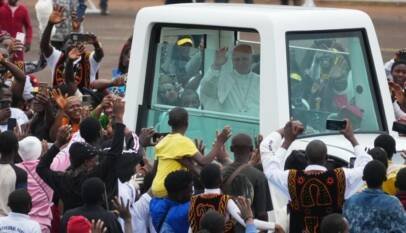«El mundo está siendo destruido por unos pocos tiranos»: el papa León XIV durante su visita a Camerún