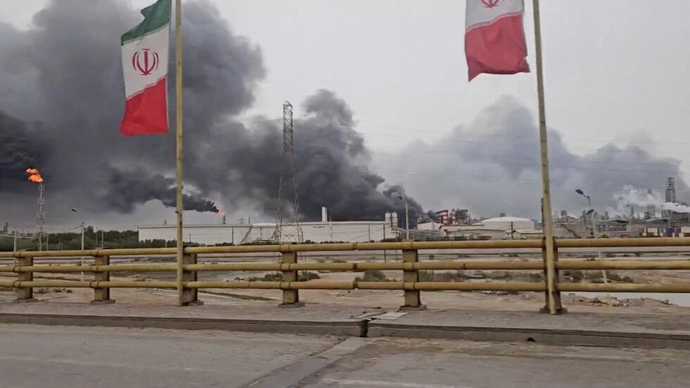 Imagen captada de un video en redes sociales que muestra humo elevándose en la Zona Petroquímica de Mahshahr en el condado de Bandar Mahshahr, provincia de Juzestan. 4 de abril de 2026.