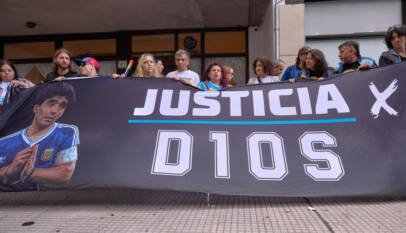 El primer médico que vio sin vida a Maradona declarará en el segundo juicio por la muerte del astro El primer médico que vio sin vida a Maradona declarará en el segundo juicio por la muerte del astro