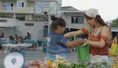 Escasez en Galápagos: locales hacen filas mientras turismo asegura alimentos Escasez en Galápagos: locales hacen filas mientras turismo asegura alimentos