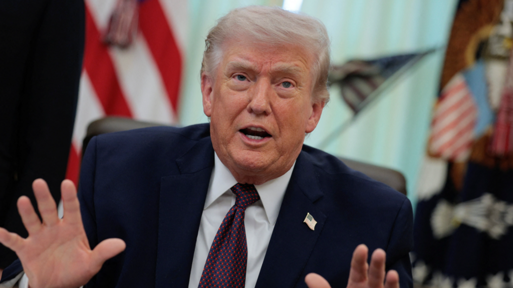 El presidente estadounidense Donald Trump habla durante la ceremonia de firma de una orden ejecutiva sobre el voto por correo, en el Despacho Oval de la Casa Blanca en Washington, D.C., el 31 de marzo de 2026.