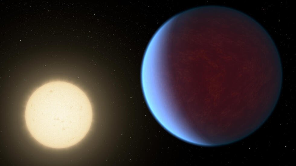 Esta ilustración, proporcionada por la NASA en 2017, muestra el planeta 55 Cancri e, a la derecha, orbitando su estrella. Se ha detectado una atmósfera densa alrededor de este planeta.