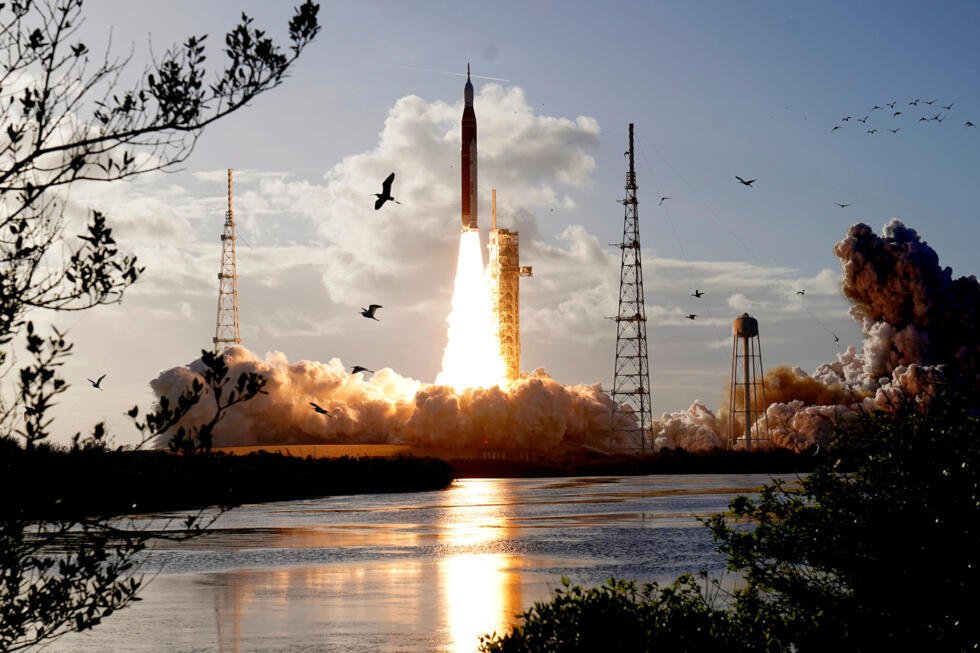 El cohete lunar Artemis II de la NASA despega desde el Complejo de Lanzamiento 39-B del Centro Espacial Kennedy el miércoles 1 de abril de 2026, en Cabo Cañaveral, Florida