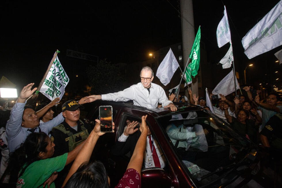 El candidato a la Presidencia de Perú por el Partido Cívico Obras, Ricardo Belmont, saluda a sus simpatizantes a la salida de un debate, en Lima (Perú), el 2 de abril de 2026.