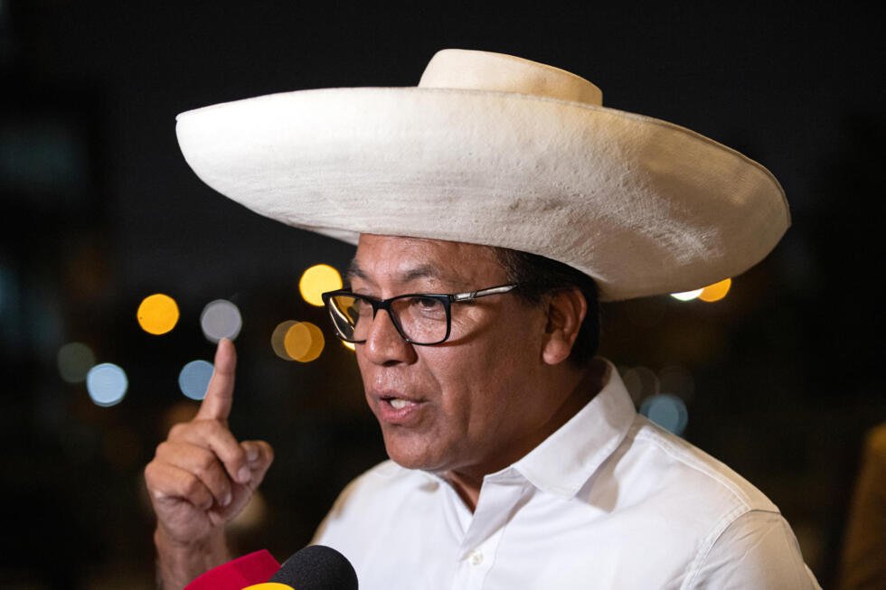El candidato presidencial por el partido Juntos por el Perú, Roberto Sánchez, habla con la prensa este martes, a su llegada al Centro de Convenciones en Lima (Perú).