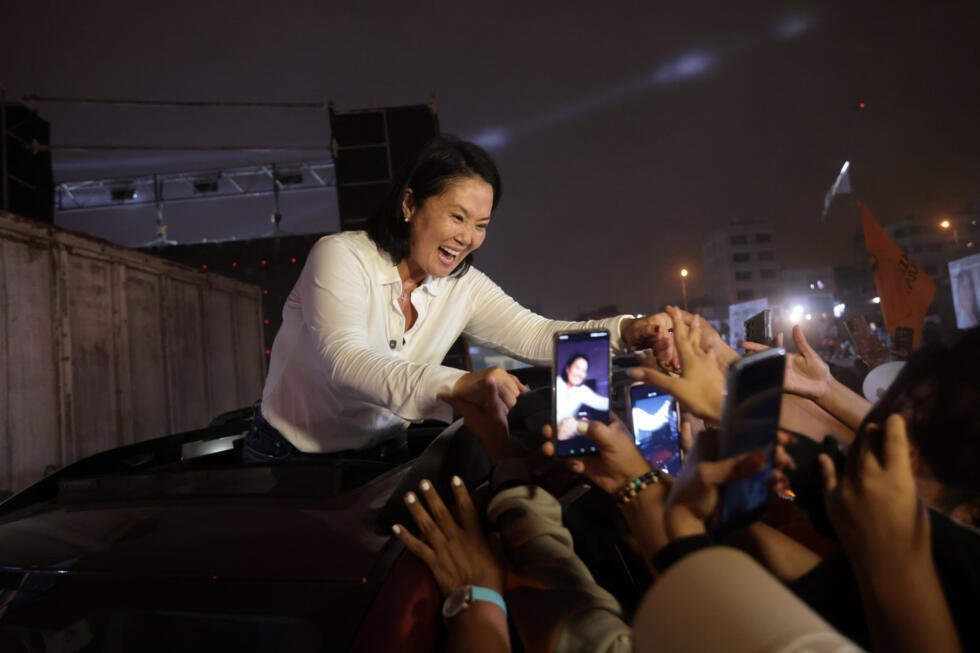La candidata presidencial peruana Keiko Fujimori saluda a unos simpatizantes tras un mitin electoral el 2 de abril de 2026 en Ventanilla, cerca de Lima.