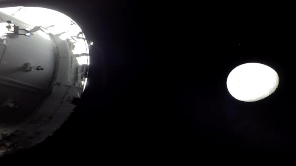 Captura de pantalla tomada de una retransmisión en directo de la NASA en la que se ven la nave espacial Orión y la Luna el 6 de abril de 2026.