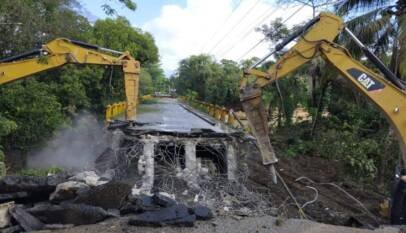 Gobierno inicia demolición del puente colapsado sobre el río Camú en Puerto Plata