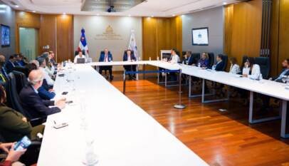 Gobierno se reúne con sectores buscando consenso ante crisis Gobierno se reúne con sectores buscando consenso ante crisis