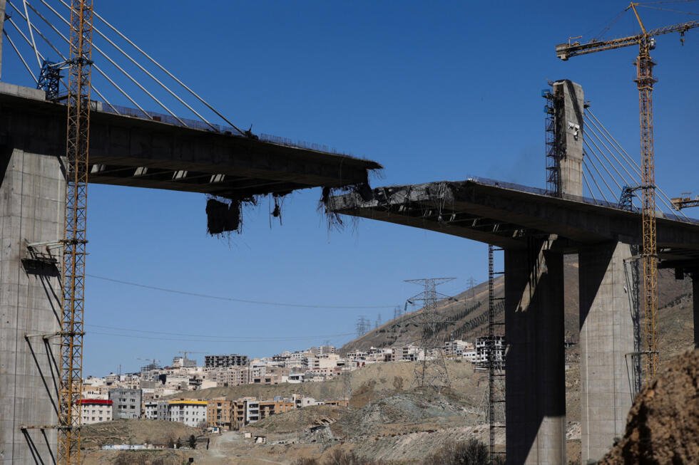 Un pont reliant Téhéran à Karaj a été endommagé par un tir, alors que le conflit américano-israélien avec l'Iran se poursuit, à Karaj, en Iran, le 3 avril 2026.