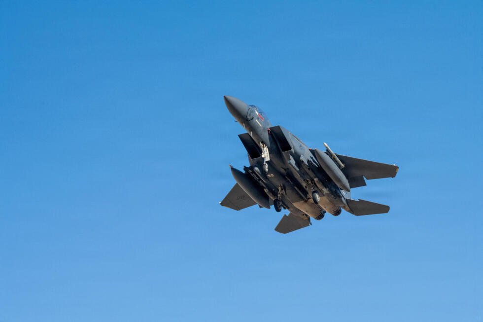 Un avion F-15E Strike Eagle de l'armée de l'air américaine décolle depuis un site tenu secret pour une mission dans le cadre de l'opération "Epic Fury" contre l'Iran , le 9 mars 2026