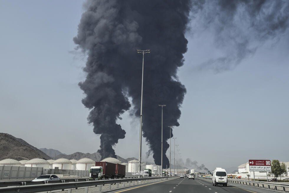 Archivo. Se ve humo saliendo de una importante instalación energética de los Emiratos Árabes Unidos, en lo que parece ser un ataque contra las instalaciones petroleras del Golfo, el 15 de marzo de 2026.